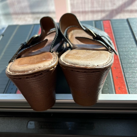 Women’s Size 9 Born sandals - Picture 4 of 9